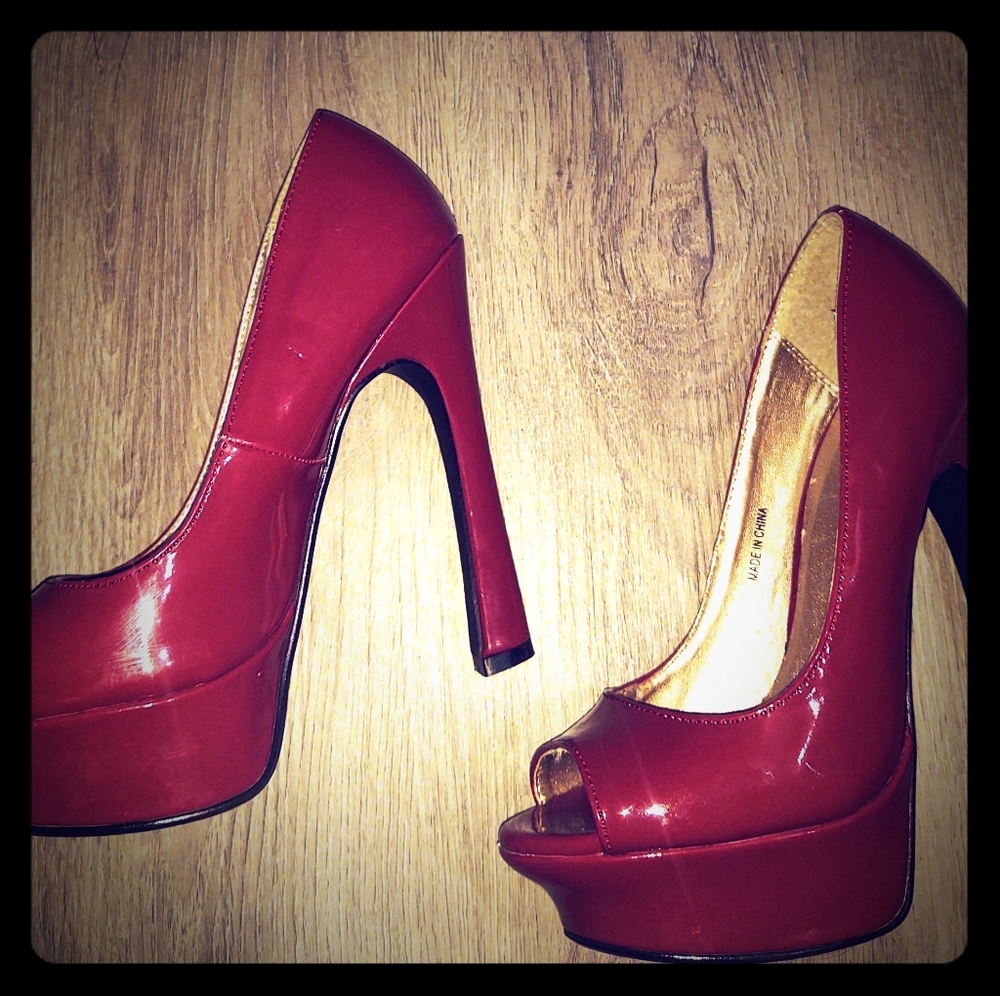 2b Bebe Vibrant heels/ size 5.5